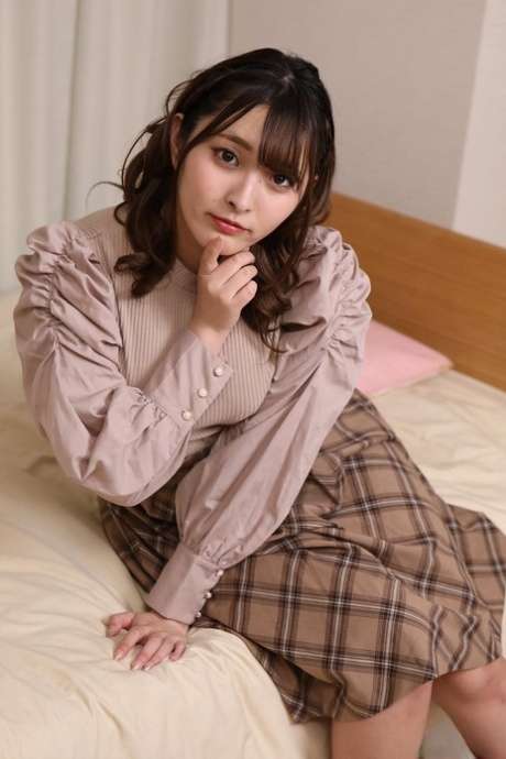 在床上做爱时，日本丰满者伊吹收到了一块奶油派。 While having sex in bed, Japanese plump Ibuki received a cream pie.