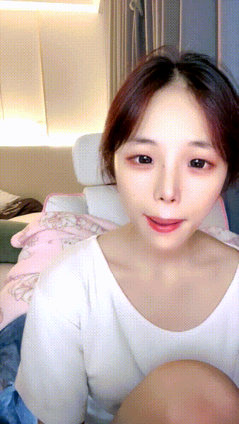 精彩动态图  漂亮学妹【淋着暴雨喂鸡】全裸脸穴同框，道具手指全方位自慰 Wond