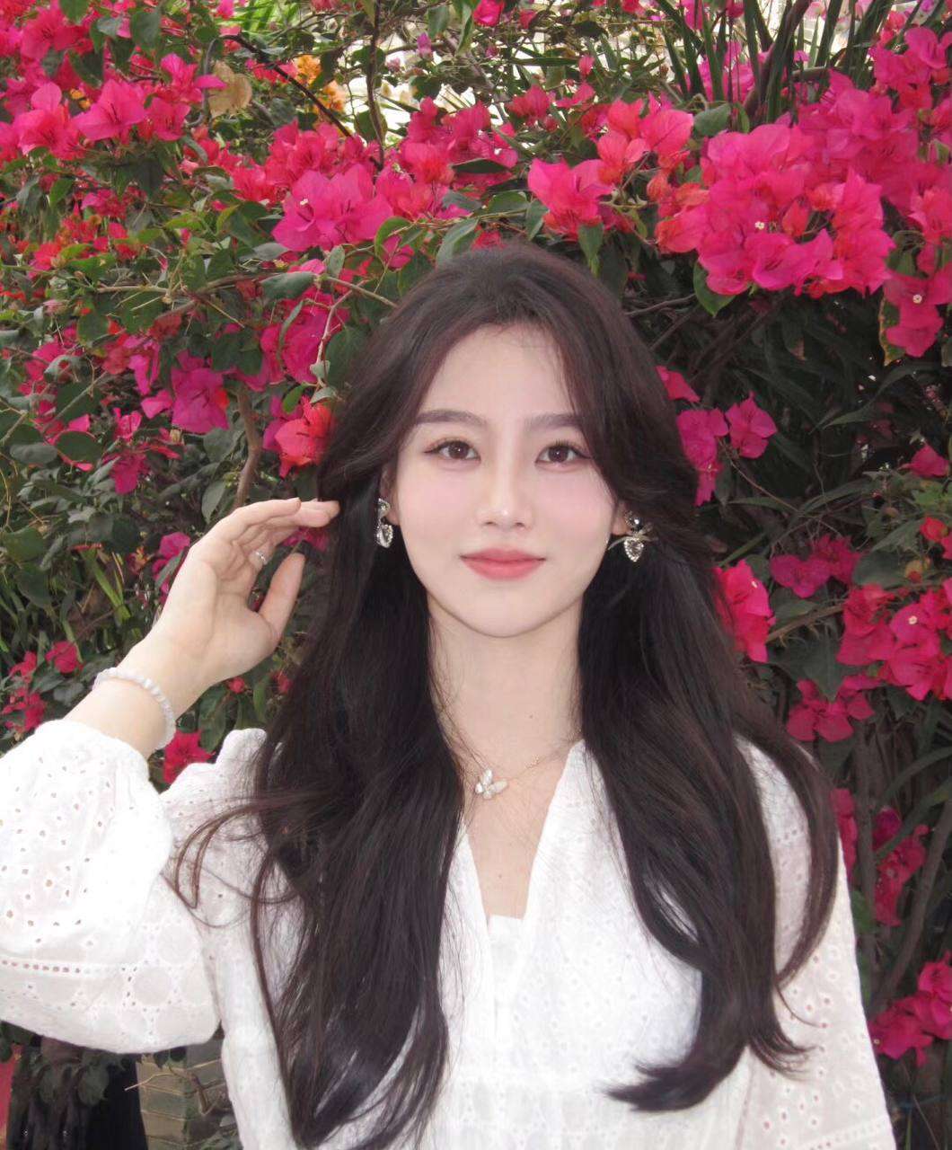 老婆画着精致的妆容去接待不同的男人 彻底的展示她淫贱的样子 My wife wears exquisite makeup to receive different men, completely showing off her slutty look.