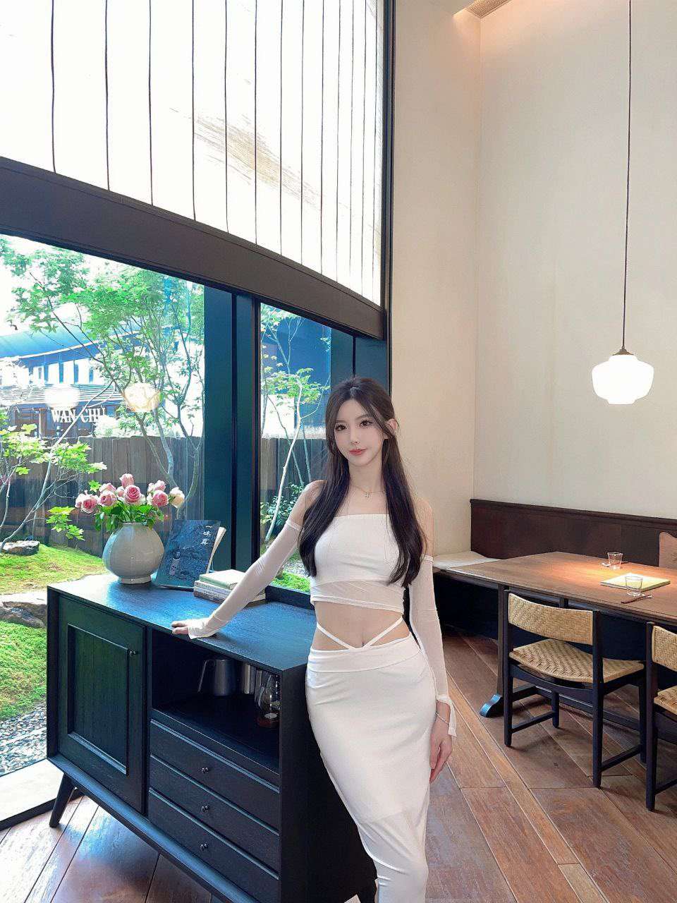 最喜欢操这种温温柔柔的女生了 轻轻一操就哼哼唧唧的 I like to fuck this kind of gentle and gentle girl. She makes you moan when you fuck her gently.