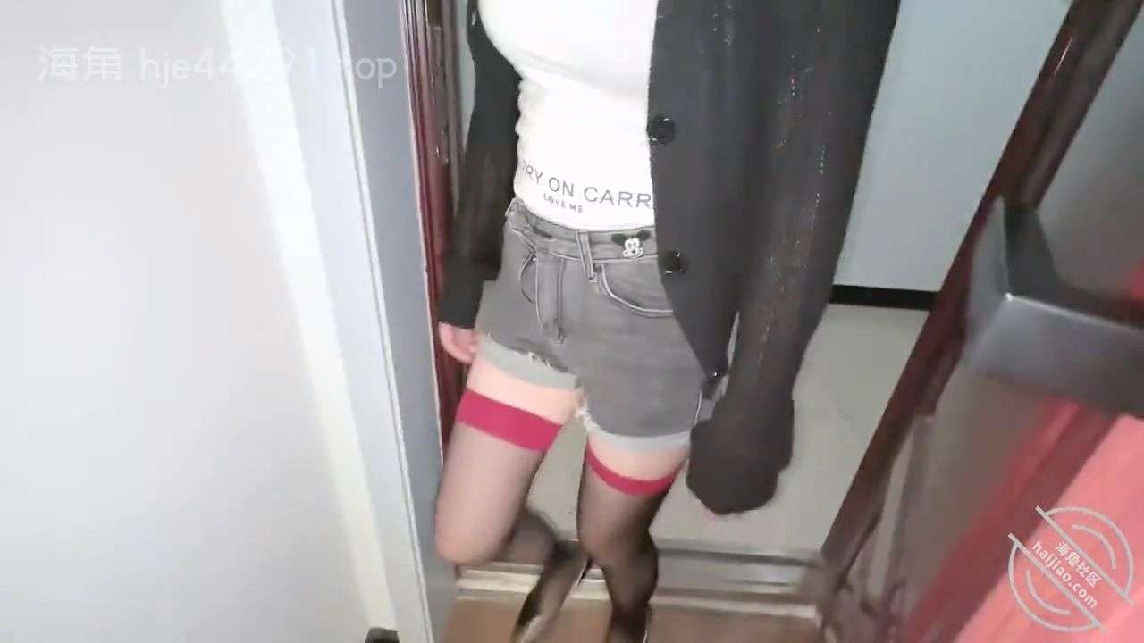 臣服在健身教练淫威下的姐姐穿红边黑丝酒店赴约 The sister who surrendered to the power of the fitness trainer wore rededged black stockings for a date in the hotel