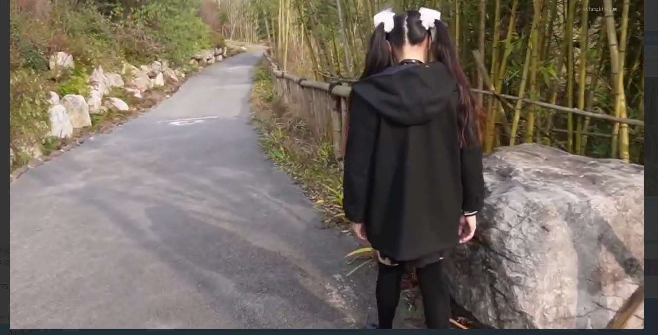 穿着JK制服「Lolita喵喵」到公园露天啪啪 Wearing JK uniform "Lolita Meow Meow" to have sex outdoors in the park