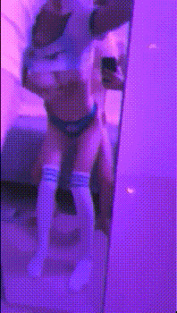 伴娘御姐 疯狂输出美臀，极品颜值小骚货越看越带劲 The bridesmaid is showing off her beautiful butt like crazy, the little slut with the best looks is getting more and more exciting the more she looks at it