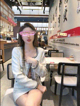 人前女神 人后小狗是吧，快点来牵好不然乱跑出去了 A goddess in front of people and a puppy in front of people, right？ Hurry up and hold it tight or it will run away.