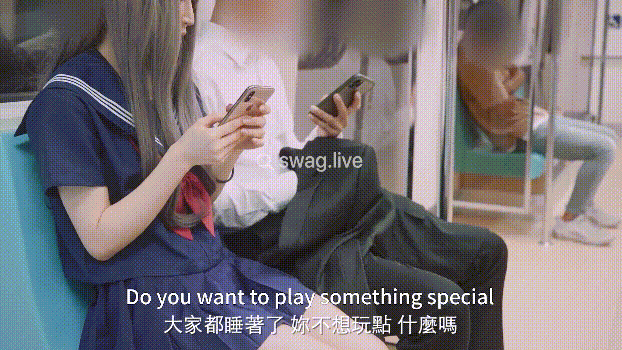 一脸清纯的小学妹夹着跳蛋坐地铁，被猥琐叔叔发现后各种蹂躏爆操 An innocentlooking elementary school girl was riding the subway with a vibrator between her legs. After being discovered by her wretched uncle, she was raped and fucked in all kinds of ways.