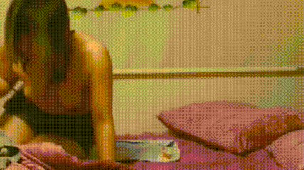 在家被男友上来一顿猛怼狂操 双腿乱颤 爽的不要不要的（动图） I was fucked hard and violently by my boyfriend at home. My legs were shaking wildly. I felt so good that I didn&rsquo;t want it anymore (animated picture) | sexting long term relationship