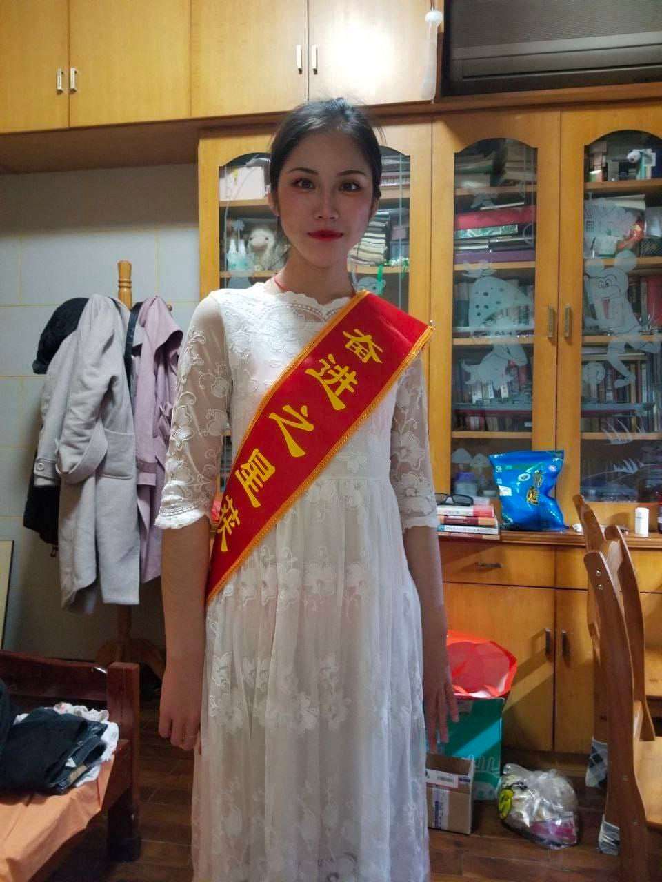 人前是女神学霸 人后是主人的淫贱骚母狗 In front of others, she is a goddess academic master, and behind others, she is the master's slutty bitch.