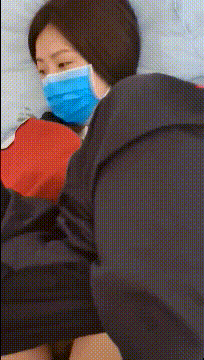 穿着校服的小母狗 00的学生真大胆（动图） Little bitch in school uniform 00 students are so bold (animated picture)