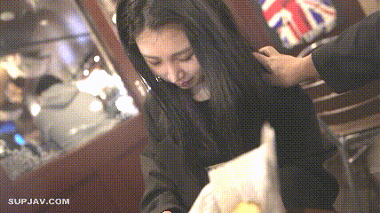 漂亮大奶美女 被灌醉带回房间各种玩弄（动图） Beautiful bigbreasted beauty was drunk and taken back to the room to play with in various ways (animated pictures)