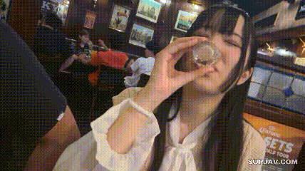 各种玩弄小粉穴淫水直流（动图） Playing with the little pink hole in various ways, the juices flowing out (animated picture)