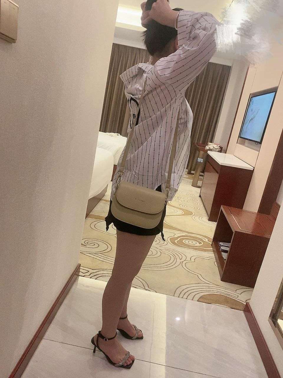 偷偷约嫂子到酒店再次开苞 Secretly invited my sisterinlaw to the hotel to have sex again