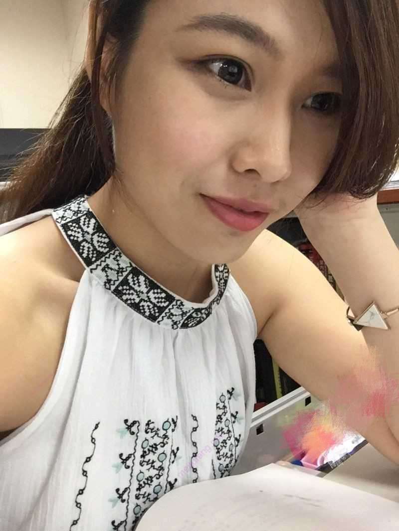 湖北少妇出轨邻居被爆 房口技超强表情很销魂 你老公被我绿到家了 A young Hubei woman cheated on her neighbor and was exposed. She had great oral skills and her expression was very ecstatic. Your husband was so fucked by me.