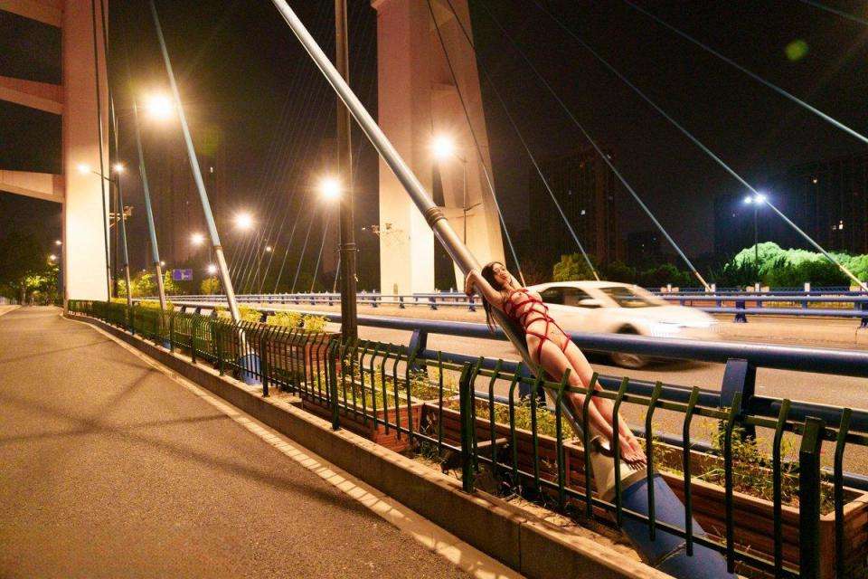 街头车来车往，女神裸体捆绑拍摄，艺术与情色的完美融合 Cars pass by on the street, the goddess is naked and tied up, a perfect fusion of art and erotica