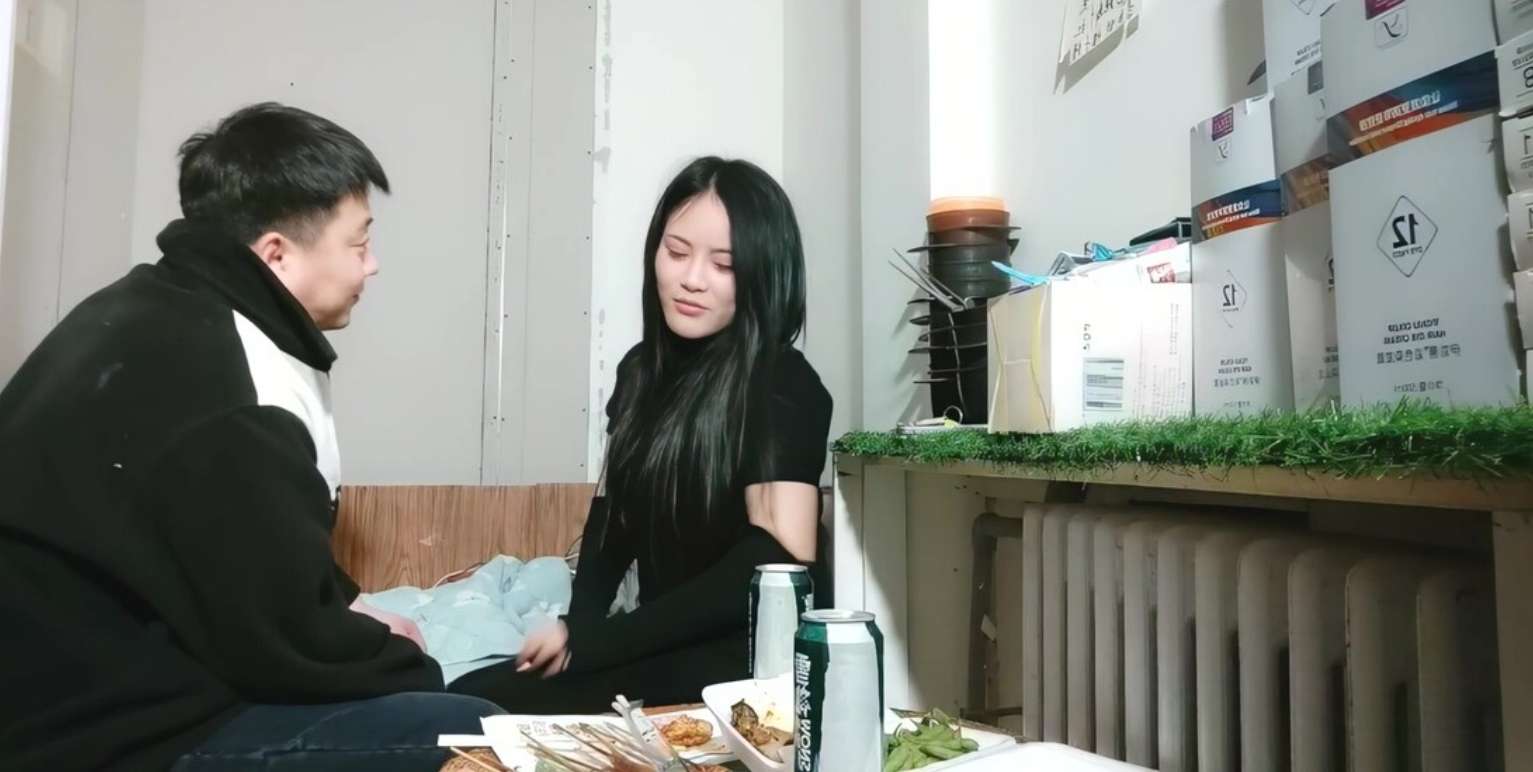 良家小少妇，出租屋喝酒，喝的差不多半推半就推倒 A good young woman from a good family drinks alcohol in a rented house. She almost drinks and pushes her down.