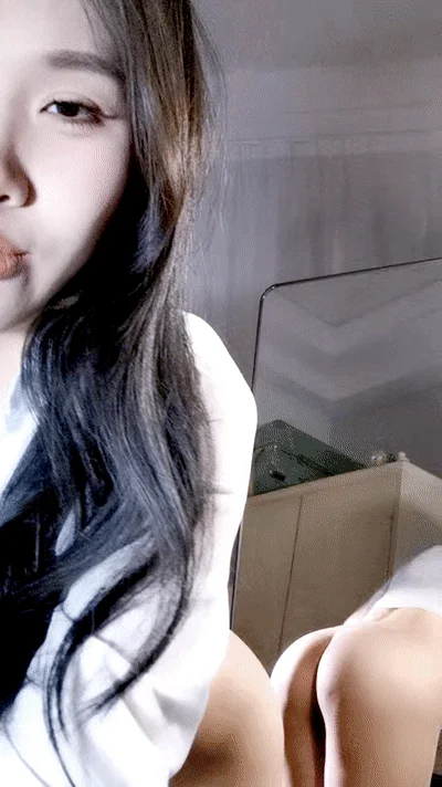 紧身短裤气质小姐姐，镜子前翘臀，肥唇骚穴道具插 A pretty girl in tight shorts, with her butt raised in front of the mirror, and her plump lips and cunt inserted with props