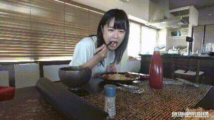 可爱脸蛋肥嘟嘟的身材 吃饱喝足 回房各种玩弄小穴（动图） Cute face and chubby body. After eating and drinking enough, she goes back to the room and plays with her pussy in various ways (animated pictures)