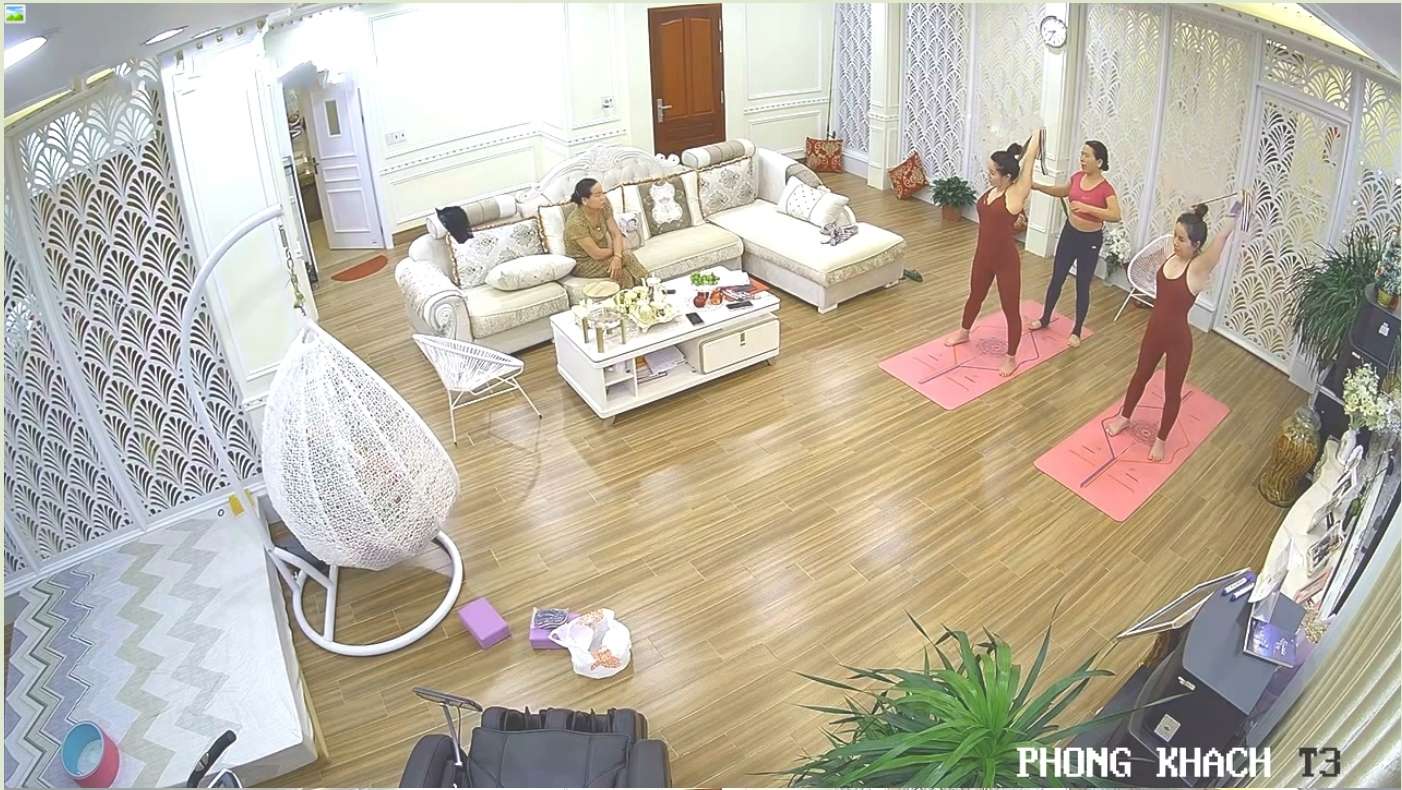 家庭摄像头破解真实偸拍，身材炸裂瑜伽老师家中开班 Home camera hacked to capture real sex footage, yoga teacher with explosive figure holds classes at home