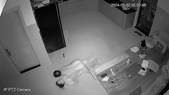 夫妻寻刺激在厨房地板做爱 Couple looking for excitement having sex on kitchen floor