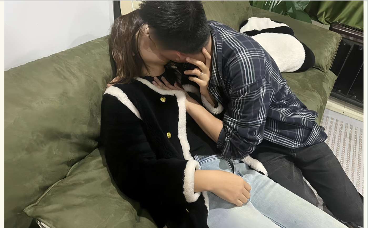 戴着眼镜的嫂子，在床上好骚好淫荡 My sisterinlaw wearing glasses is so slutty in bed