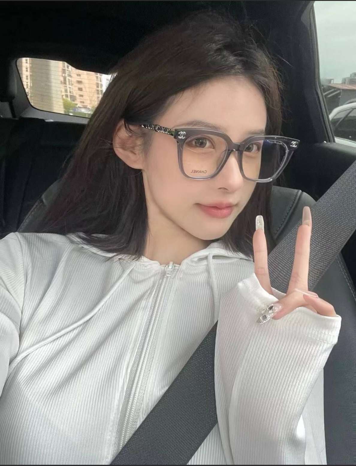 美术学院乖乖女 一开始说好只亲亲抱抱 上了床怎能你说了算 A good girl from the Academy of Fine Arts. We agreed at first that we would only kiss and hug her. How could you have the final say when we got into bed？