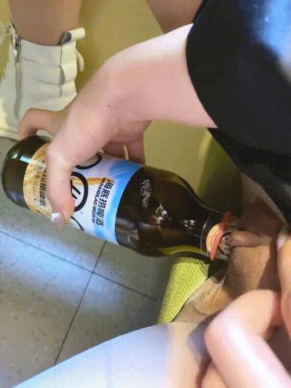 超强女奴训调，女神母狗人前露出海底捞啤酒瓶插逼 Super strong fem