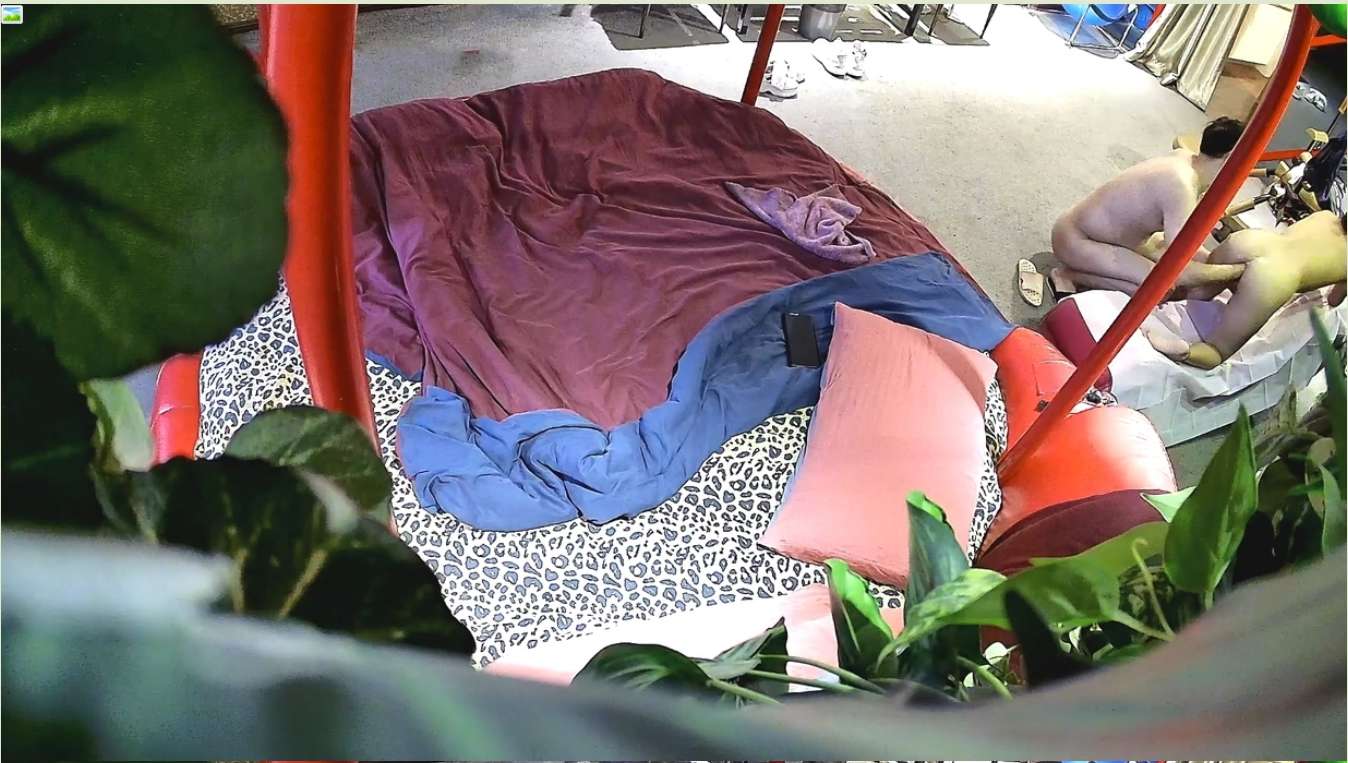 道具肉棒交替疯狂捅骚女高潮嗷嗷尖叫 The prop cock alternately stabs the slut wildly, causing the slut to climax and scream.