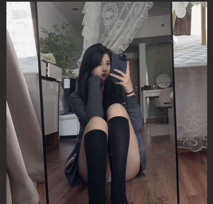 如此极品的坐台妹真不多见 当天晚上就带走爆操活非常好 It's rare to see such a topnotch Taiwanese girl. It's very good to take away the banging job that night.