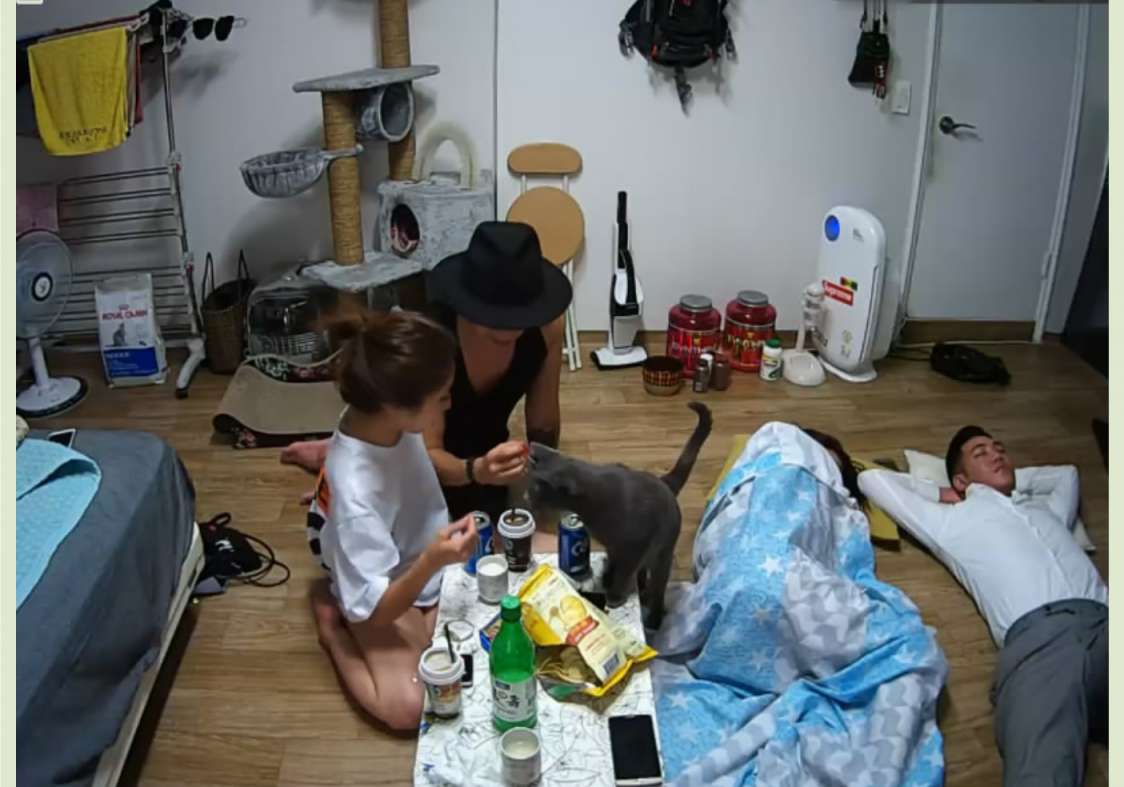 灌醉美女闺蜜和她男友上床给她舔穴后入干她骚逼 Drunk a beautiful bestie and her boyfriend went to bed, licked her pussy and fucked her pussy from behind