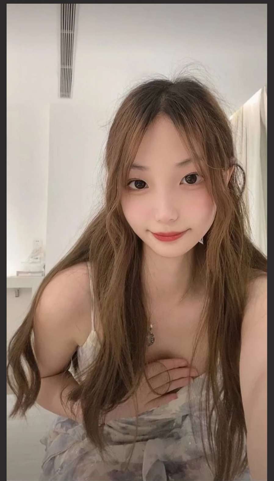 房产销售文雅雅 外表甜美乖乖女 内心反差母狗 Real estate saleswoman is elegant and sweet on the outside but a bitch on the inside.