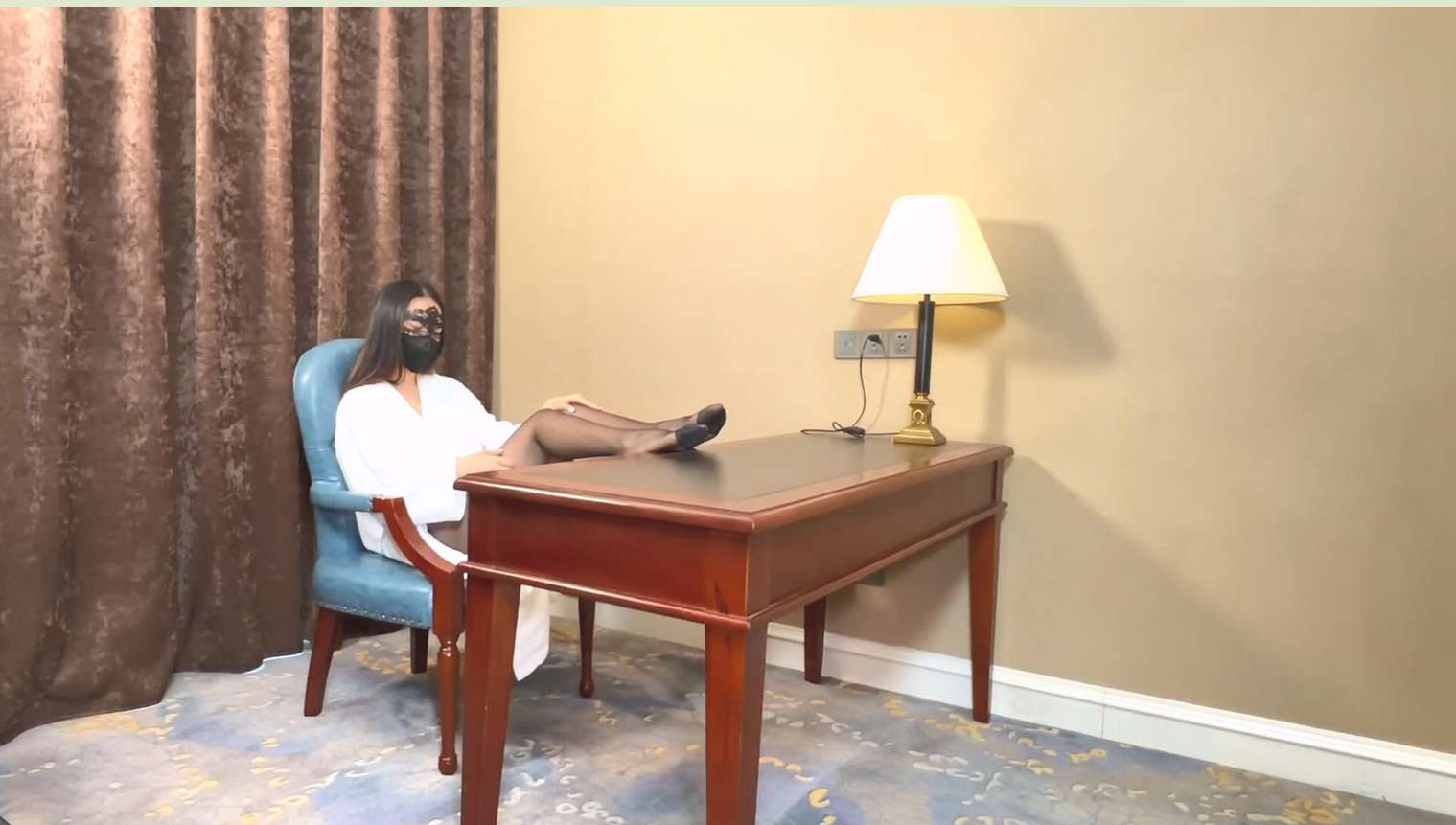 黑丝M腿露出小蜜穴 迎接大鸡巴冲击，双腿夹紧肉穴 又紧又吸抽插啪啪作响 | 自慰 夹 腿 The black silk stockings expose the small vagina to welcome the impact of the big cock. The legs clamp the vagina tightly and make a snapping sound when sucking and thrusting.