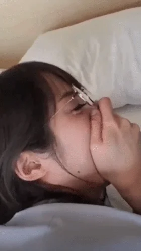 眼镜妹果然反差呀，被玩弄的时候还害羞的捂着脸！ The girl with glasses is really in contrast, she even covered her face shyly when being teased！