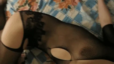 小伙子家中约艹短发小少妇，黑丝吃鸡，无套插骚穴 The young man made an appointment with a shorthaired young woman at home. She had black stockings, had sex, and fucked her pussy without a condom.