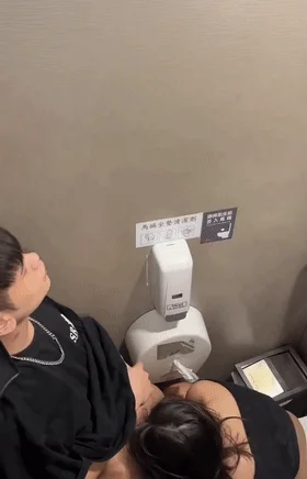 小美人微醺过后，与男友急不可耐在厕所就艹了起来，太爽了 After the little beauty was tipsy, she and her boyfriend got so impatient that they started having sex in the toilet. It was so good.