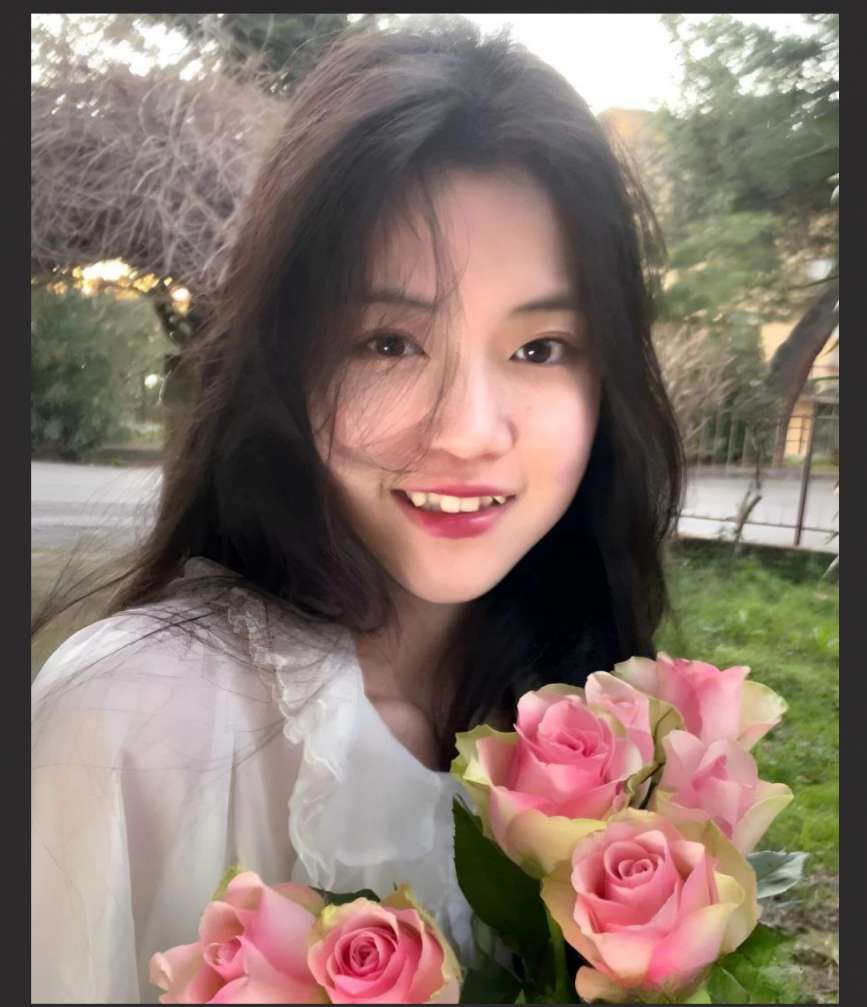 女大学生郭Y瑶约拍私房废弃教学楼里后入 搔首弄姿 白嫩肉体 Female college student Guo Yiyao made an appointment to film herself in a private room in an abandoned teaching building, scratching her head and posing with her white and tender body.