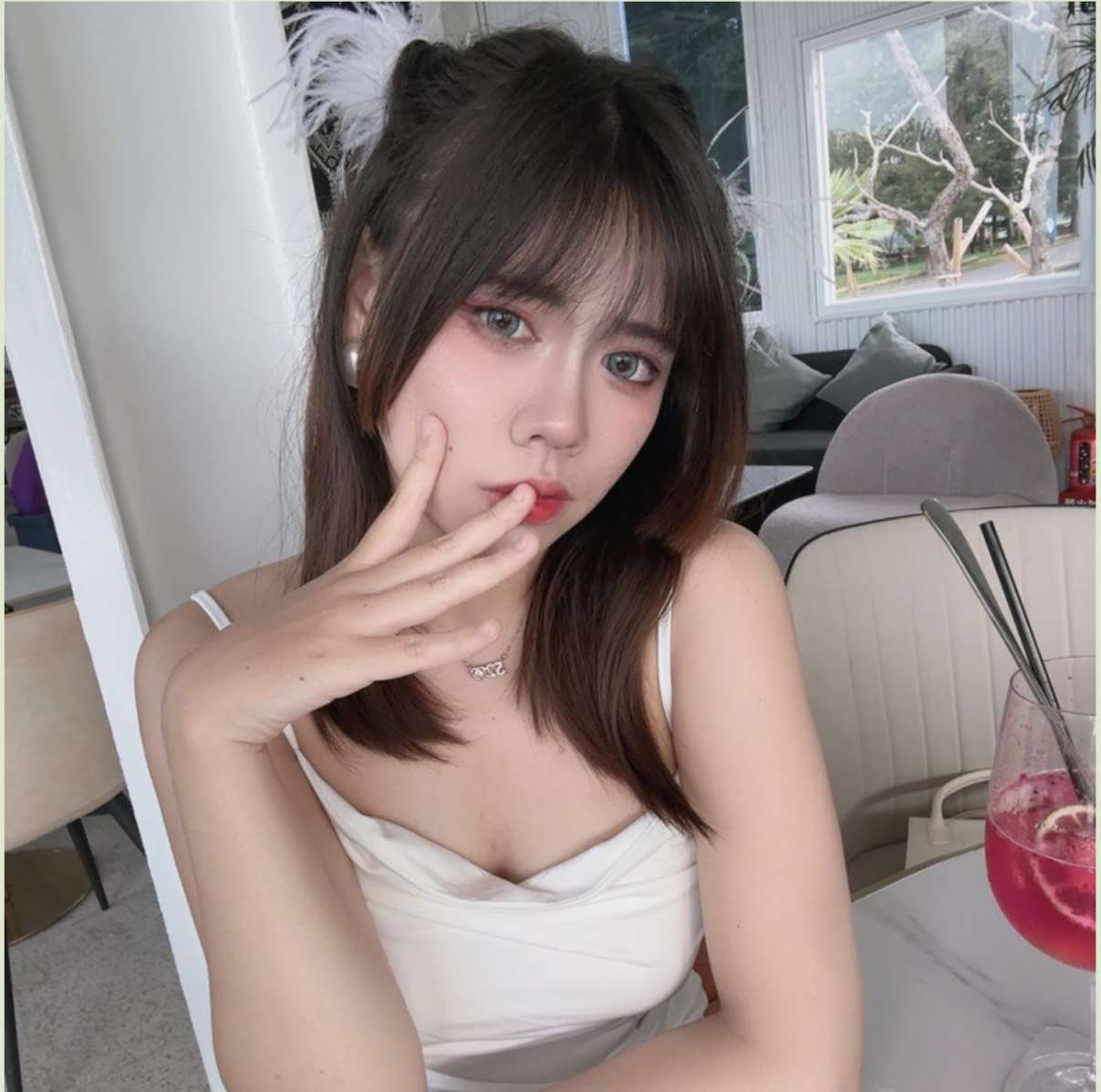 喜欢逛夜店的辣妹这次终于栽在了渣男手里 The hot girl who likes to go to nightclubs finally fell into the hands of a scumbag this time