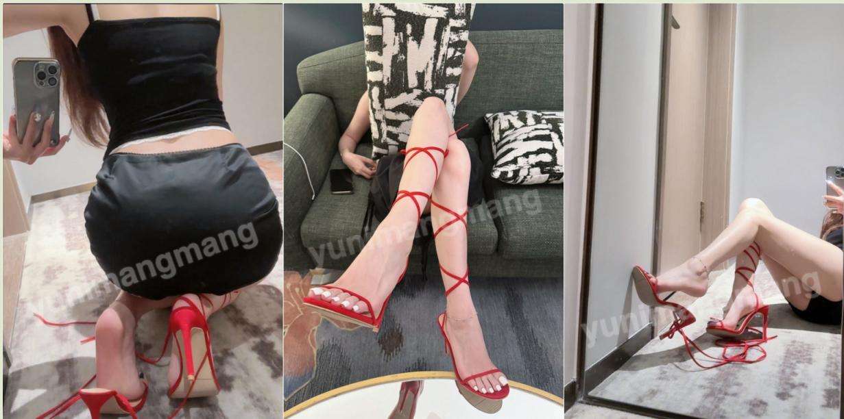 小哥哥又忍不住来泥泥脚下发骚了，脚趾夹着龟头不断挑逗 The little brother couldn't help but come to Ni Ni's feet to get horny again. He held the glans between his toes and kept teasing her. | outer course sex