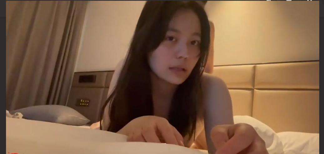 已婚护士 约炮乱搞 原配老公送来锦旗 淫妻作乐 穴医在世 Married nurse hooks up and has sex, first husband brings a banner, slutty wife has fun, acupuncture doctor is alive