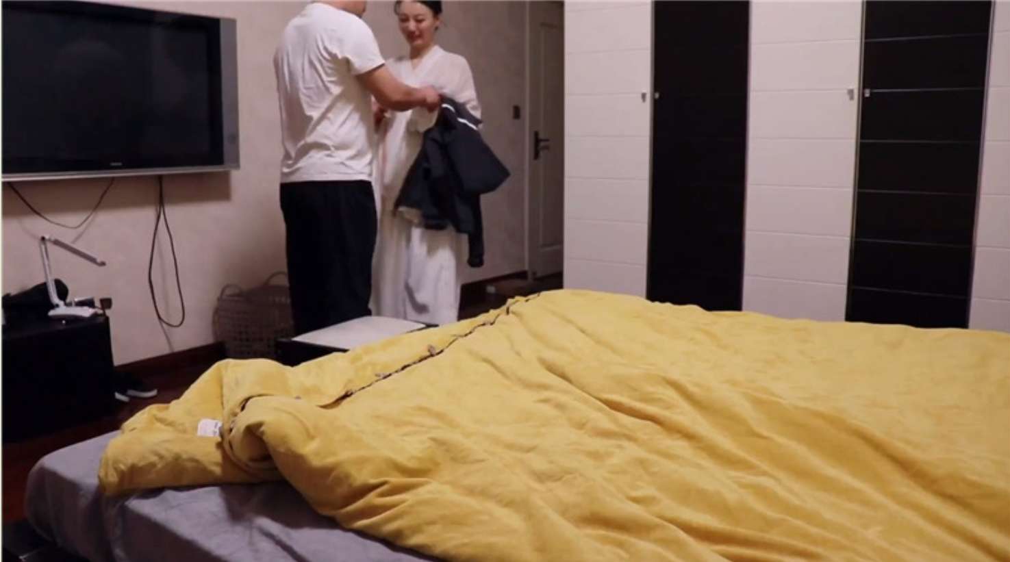 领导单身宿舍约炮美女女下属❤️吃鲍鱼啪啪把BB操成一个大洞 The leader hooks up with a beautiful female subordinate in his single dormitory❤️eats abalone and fucks her BB into a big hole