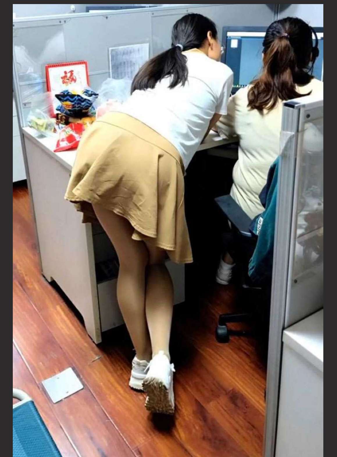 中学教师与校领导偷情 领导的癖好竟也是痴迷情趣内衣 The hobby of middle school teachers and school leaders is also fascinated by fascination