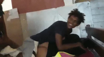 几个黑鬼死死地按着美女便迫不及待地掏出大屌插入 A few niggas held down the beauty tightly and couldn't wait to take out their big dicks and insert them.