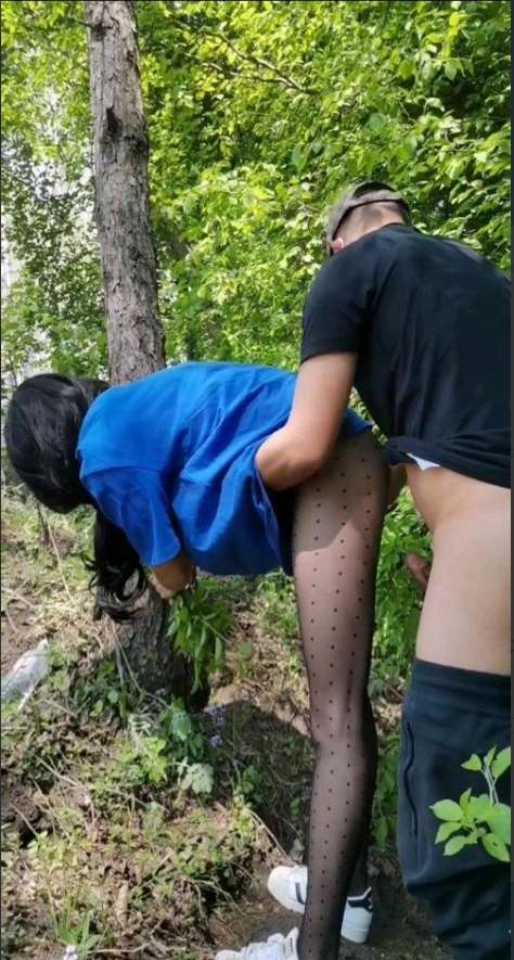 野外乱伦性感岳母 50多岁的丈母娘 穿黑丝和我爬山 Outdoor incest and sexy motherinlaw. Motherinlaw in her 50s wore black stockings and climbed mountains with me.