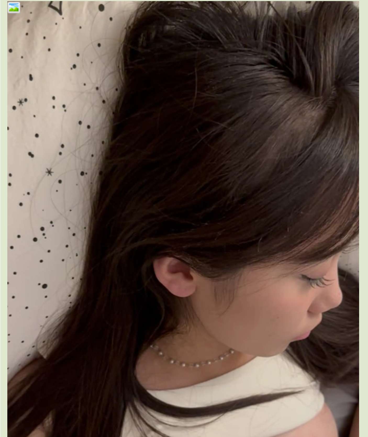 清纯至极，粉嫩多汁，肌肤雪白，奶子浑圆如玉 Extremely pure, pink and juicy, with snowwhite skin and round breasts like jade