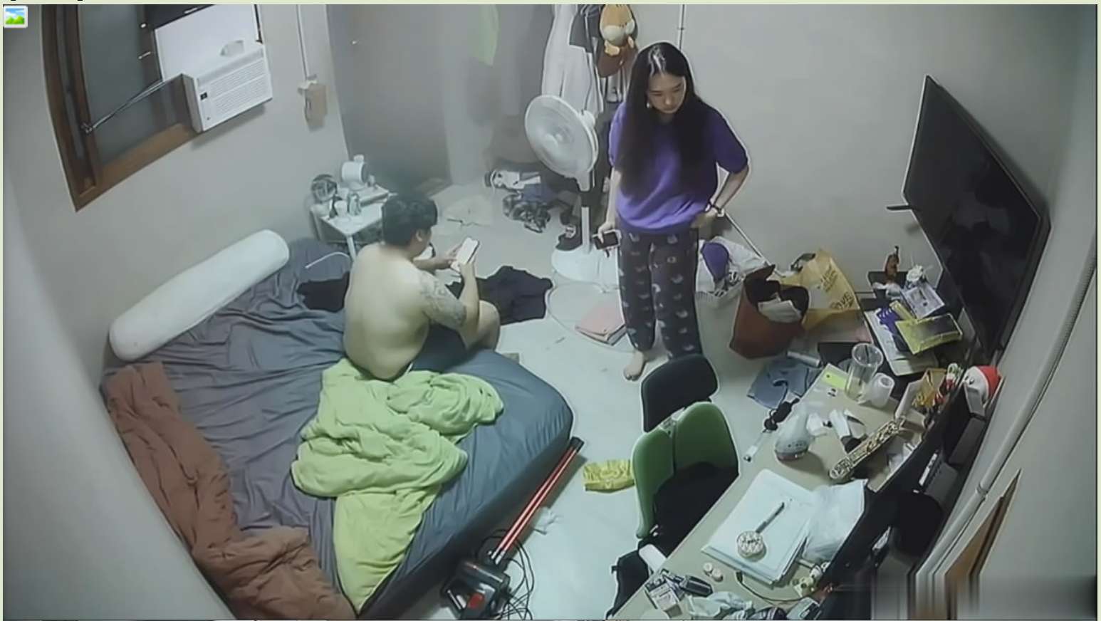 看着十分刺激，特有味道，粉嫩一线天美鲍，淫水潺潺 It looks very exciting, has a unique taste, is pink and tender, has a beautiful abalone, and the water is gurgling