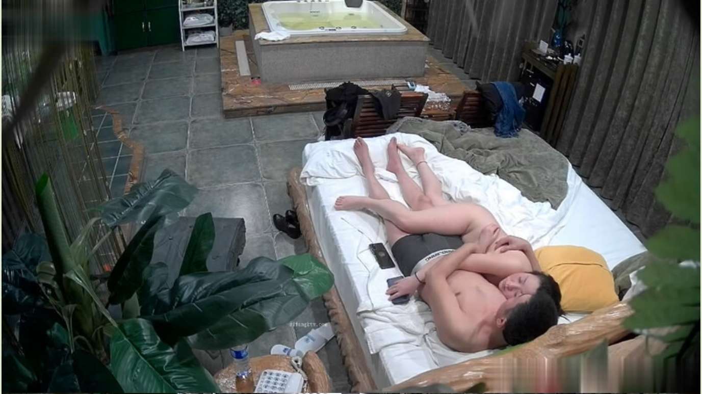 精壮小伙情趣酒店约炮身材丰满的留守少妇❤️直接把她操趴了 A muscular young man hooked up with a plump leftbehind young woman in a love hotel❤️ and fucked her until she was lying down