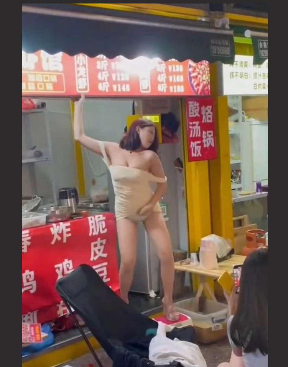 老板娘大跳艳舞吸客 撩裙露内裤引发围观 The landlady dances to attract customers, lifts her skirt and exposes her underwear, attracting onlookers