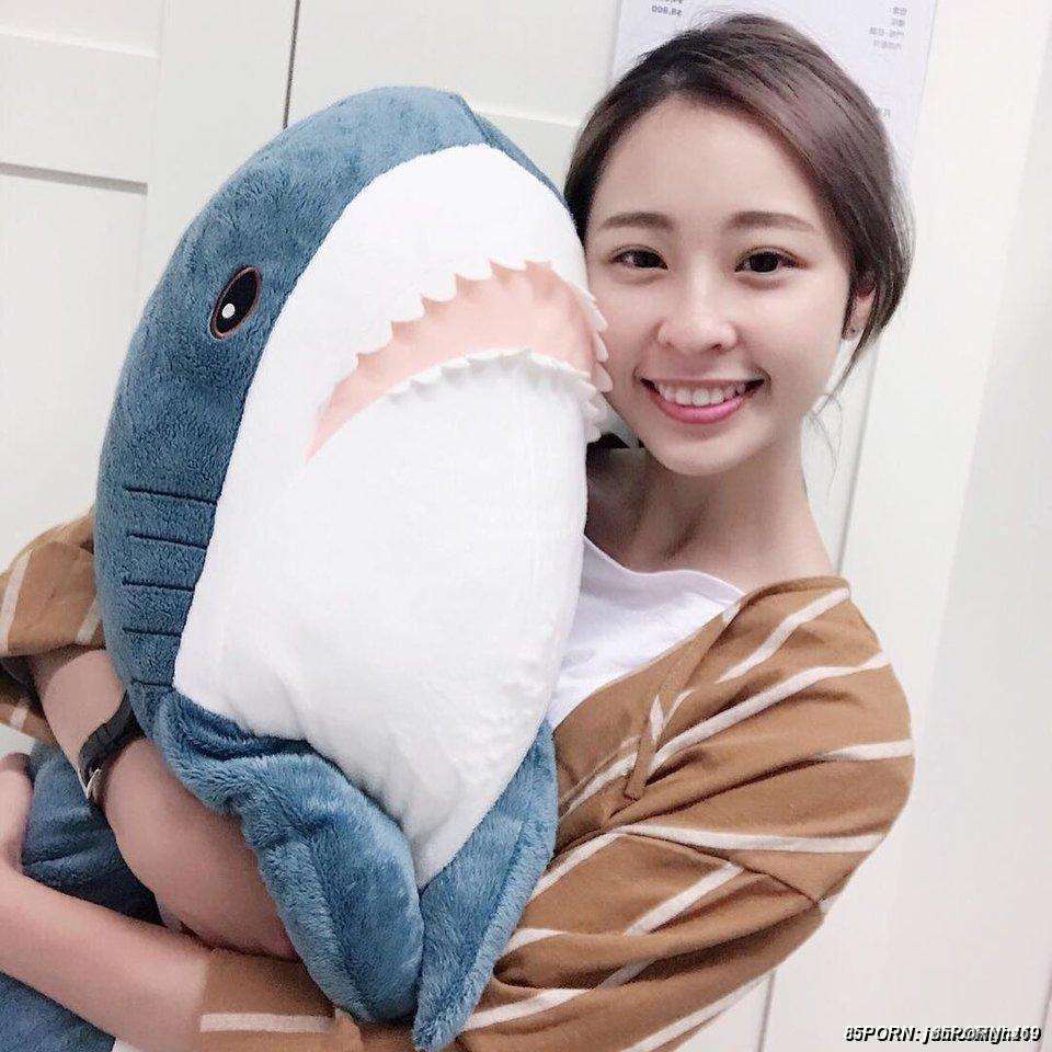 喜欢被颜射的清纯大眼学生妹 Innocent bigeyed school girl who likes to be creampied