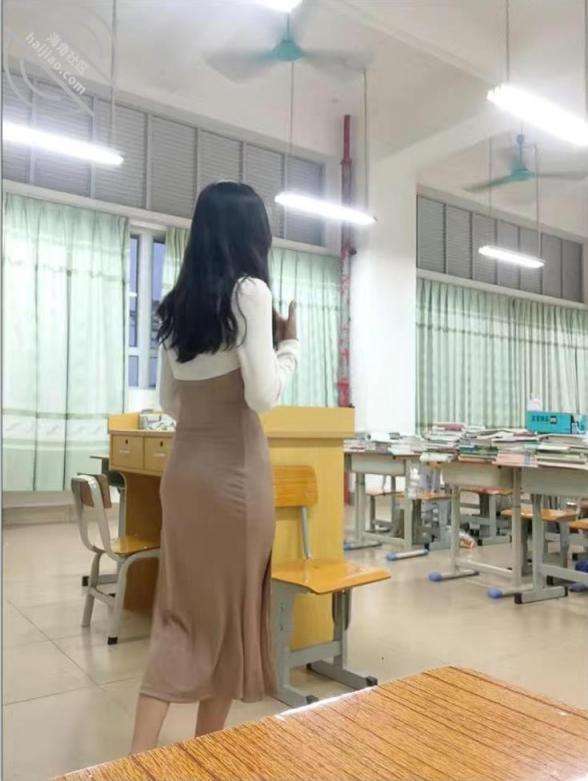 桌上后入窄穴滚烫蜜道令人疯狂 白浆溢出极度兴奋狂射 The hot vagina in the narrow hole on the table is crazy. The white juice overflows and she is extremely excited and ejaculates wildly.