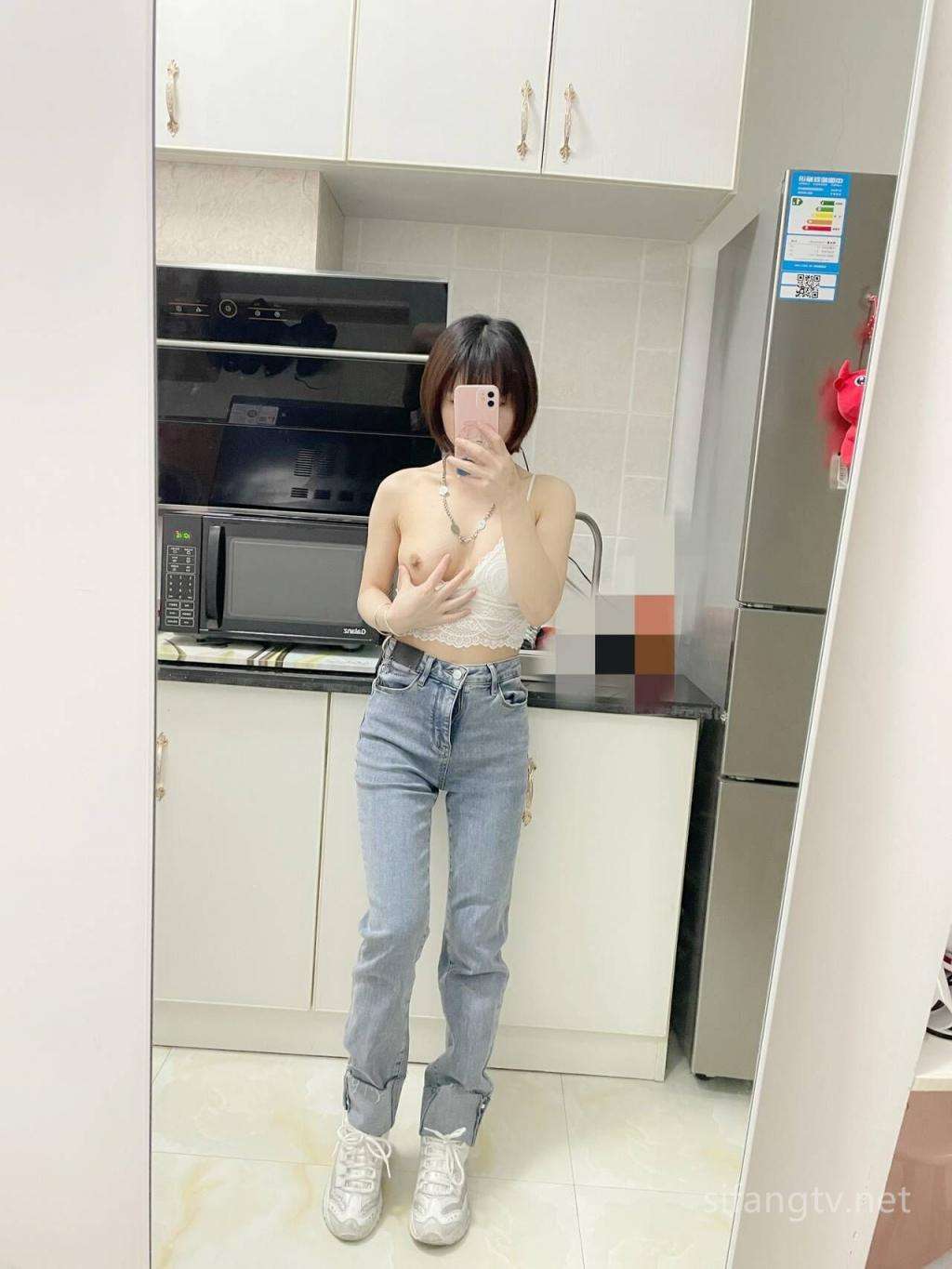 颜值妹子自拍喷血 Pretty girl takes selfie and squirts blood