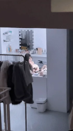 湖南体育生开苞高二小萝莉八块腹肌强悍身材抱起来野蛮输出 Hunan sports student Kaibao, a sophomore girl with eightpack abs and a strong figure, hugs her and delivers brutal output