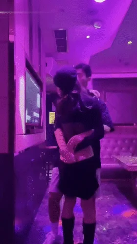 兄弟的骚女友吵架了来找我喝酒，没喝几瓶就主动勾引我 My brother&rsquo;s hot girlfriend came to me for a drink after we had a fight. She took the initiative to seduce me after just a few drinks.